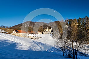 Zřícenina hradu Sklabina v zimě, Slovensko