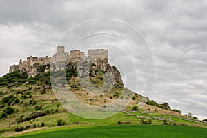 Zřícenina hradu spis na zamračený den na jaře