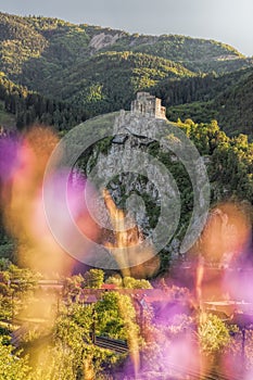 Zřícenina hradu Strečno během jarního období na Slovensku