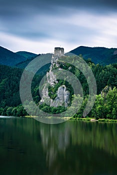 Zřícenina hradu Strečno a řeka Váh na Slovensku