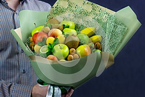 Ruit bouquet, apples, mangoes, grapes, coconut
