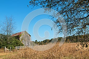 Rundown Farmhouse Overgrown With Vines Sits In Georgia Field