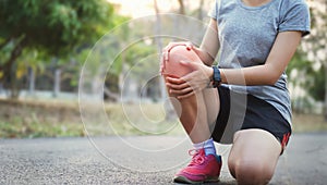 runer woman with knee injury