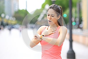 Runner choking and checking pulsations on smartwatch