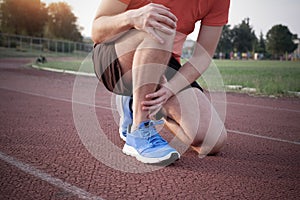 Runner with injured knee on the track