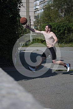 Running an athlete on the ball in the street basketball court.