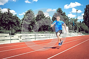 Correre velocemente sul atletico orologio 