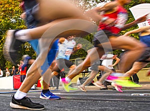 Correre la gara gli sport. sportivi correre sul strade 