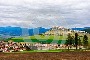 Venkovská krajina na zatažené da