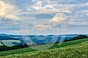 Venkovská krajina při západu slunce s dramatickou oblohou Horná Suča, Slovensko