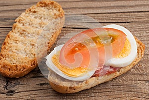 Rusk sandwich with salami, egg and tomato