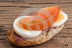 Rusk sandwich with salami, egg and tomato