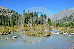   montana un rio en Área entre superior a medio lagos 