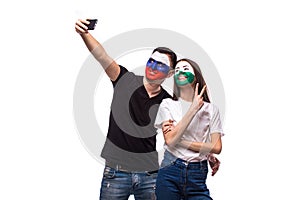 Futbaloví fanúšikovia Rusko vs Wales si robia selfie fotografiu s telefónom na bielom pozadí.