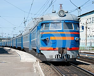 Ruso eléctrico el tren sobre el estación 