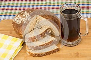 Russian kvas in mug, napkin and slices of bread