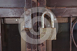 Rust-proof padlock with metal doors