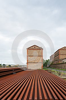 Oxidado hierro el tren rieles a vigas sobre el el tren estación en 