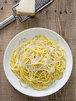 Rustic italian pepe e cacio pepper with cheese spaghetti