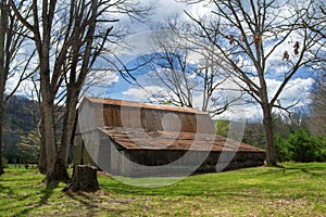 Rustic Old Barn in the Woods â€“ Virginia, USA