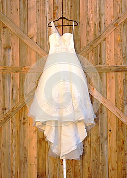 Rustic red barn door white qedding dress