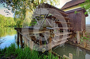 Rustikální vodní mlýn s kolem