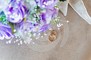 Rustic wedding ring with flower