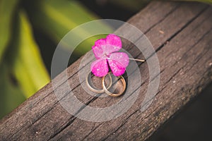 Rustic wedding ring with flower
