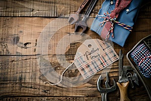 A rustic wood background with a top border of tools and ties will make a great Fathers Day gift tag