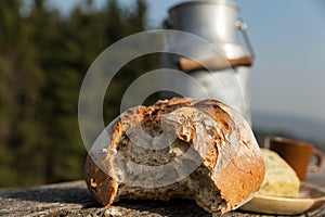 Chléb výrobu másla na dřevěný stůl 