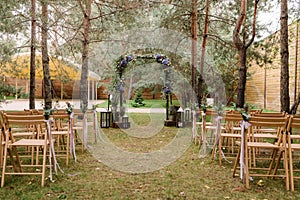 Rustik wedding ceremony. Square arch from greens