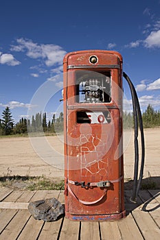 Rusty abandoned gas pump, Boundary photo