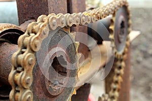 Rusty gear with chain for the movement of the mechanism