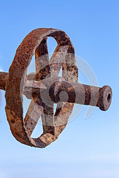 A rusty iron hub with a wheel from a vintage retro wagon.