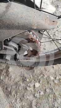 A rusty motorbike chain, is it time to replace it?