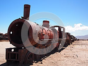 Oxidado viejo vapor locomotora a el tren en desierto 