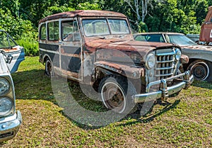Rusty old willys jeep station wagon
