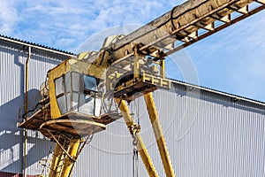 rusty overhead crane was used in industry, construction industry, warehousing