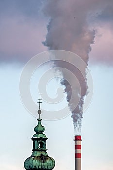 Panorama města Ružomberka. Rozdíl mezi starou a novou architekturou na Slovensku