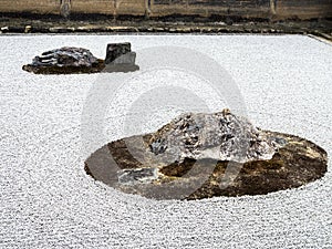 RyÅan-ji temple rock garden detail