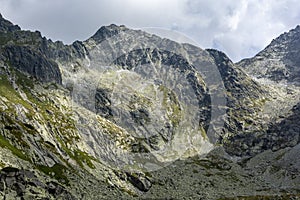 Vrch Rysy pohľad z doliny na Slovensku