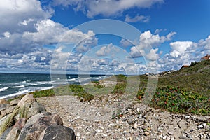 RÃÂ¥geleje Strand Blick nach Gilleleje im Hintergrund die KÃÂ¼ste von Schweden, Seeland, DÃÂ¤nemark