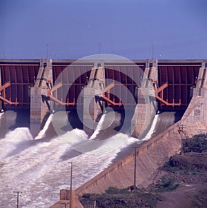 rioÂ­ Parana en la hidroeÃectrica Itaipu Dam entre Brasil y Paraguay. Itaipu Binacional photo