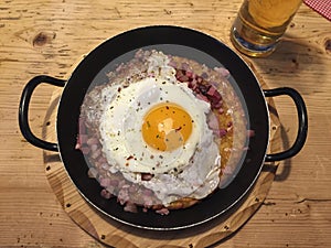 RÃÂ¶sti with fried egg and bacon photo