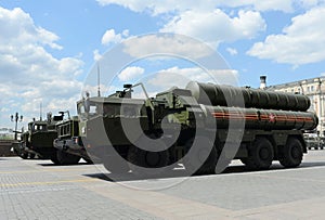 The S-400 Triumf (NATO reporting name: SA-21 Growler) is an anti-aircraft weapon system large and medium-range.