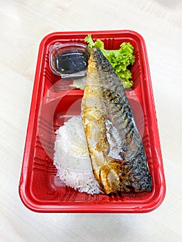 Saba fish grilled with salad in the food container