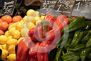 Sabrosas y brillantes hortalizas en un mercado espaÃÂ±ol photo