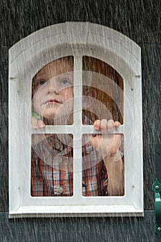 Triste chico buscando la lluvia 