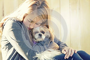 Triste O depresso adolescente ha abbracciato piccolo il cane 