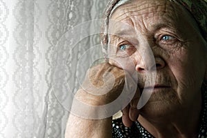 Smutný osamelý zamyslený starý žena 